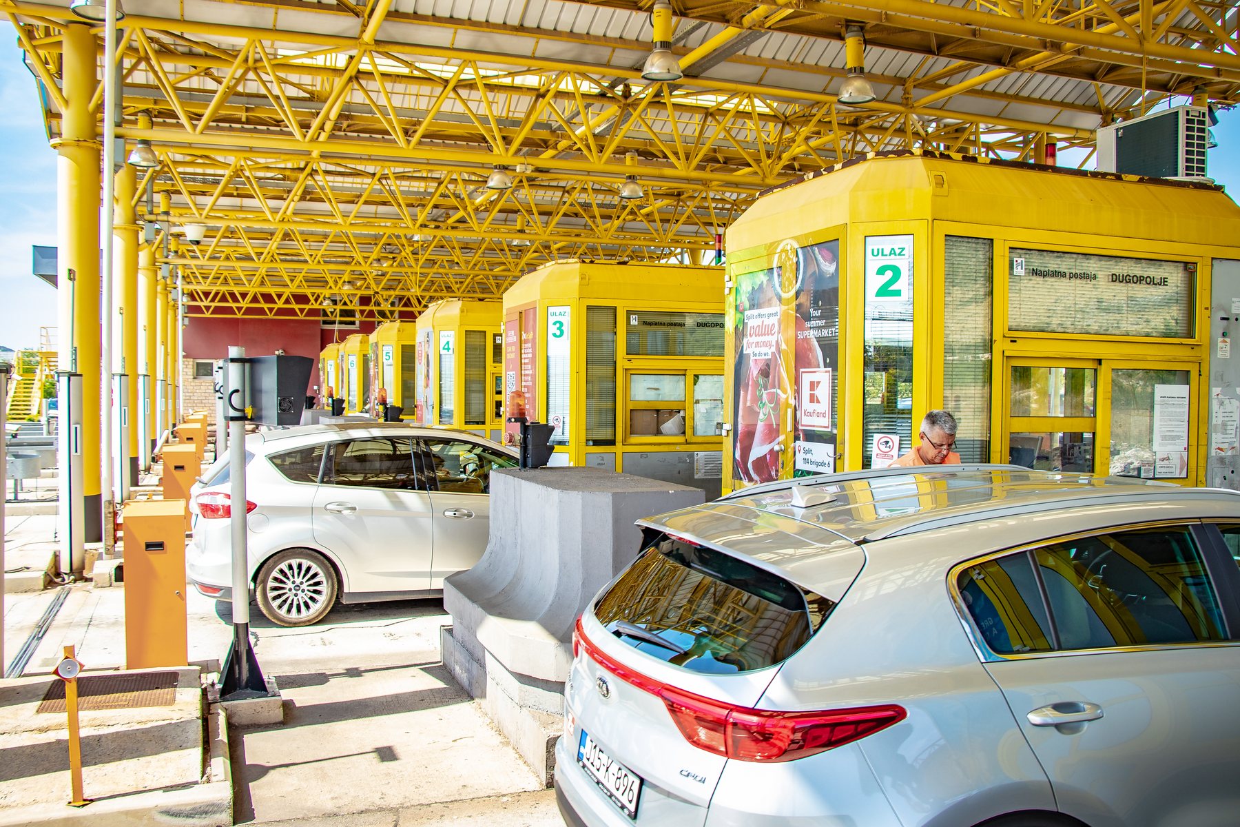 Naplatne kućice s window grafikom na staklu, naplatna postaja Dugopolje